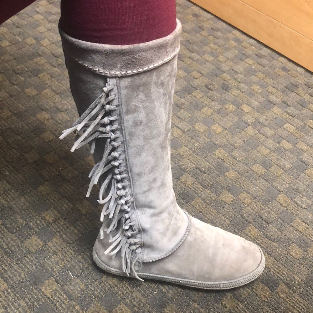 UGG moccasin fringe boots. Size 8, good cond.